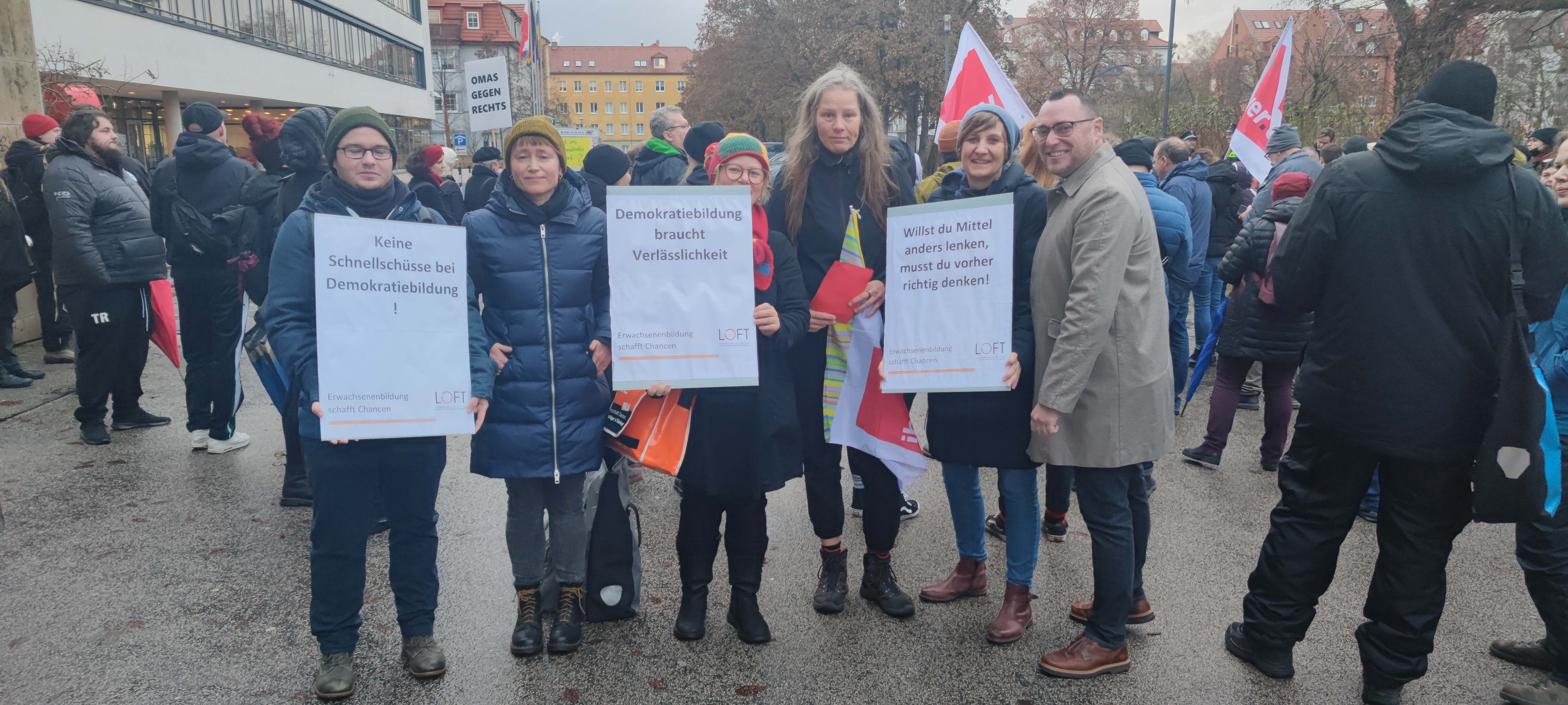 Personen stehen mit Schildern vor dem Thüringer  Landtag