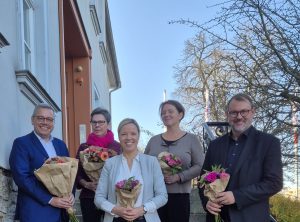 Auf dem Bild sieht man fünf Menschen mit Blumensträßen. Von links nach rechts: Claudio Kullmann, Monika Scherer, Juliane Lotz, Maren Weißhuhn, Markus-Liborius Herrmann